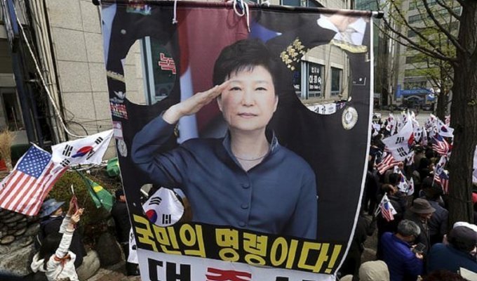 Бывшего президента Южной Кореи посадили на 24 года за коррупцию (5 фото)