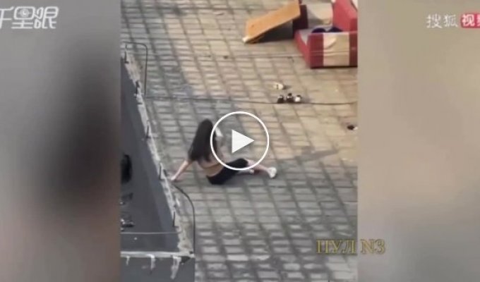 In China, a girl, along with rescuers, tried to dissuade her friend from jumping from a skyscraper