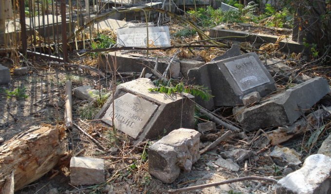 Destruction of a Christian cemetery in Baku