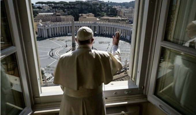 Папа римский помолился за прекращение пандемии коронавируса (3 фото)