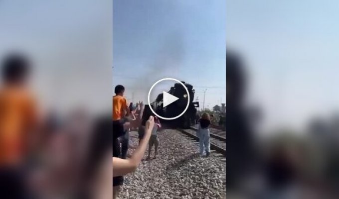 Поезд выбил смартфон из рук девушки