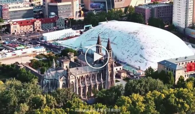 Китайцы надули гигантский защитный купол над строительной площадкой