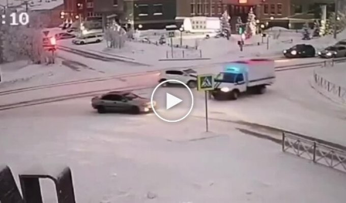 В России помощница судьи протаранила конвойную машину в Салехарде