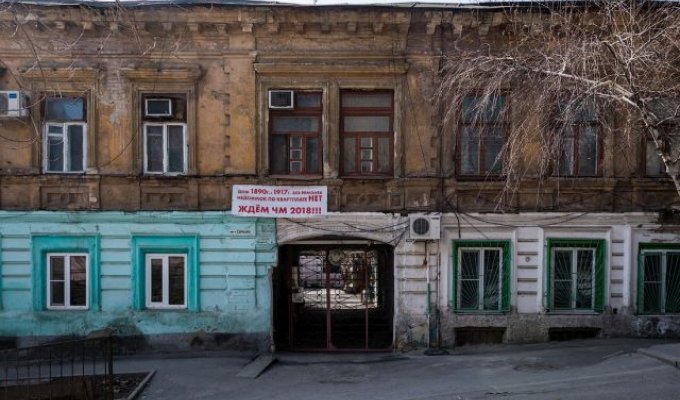 Как в Ростове издеваются над историческими зданиями (13 фото)