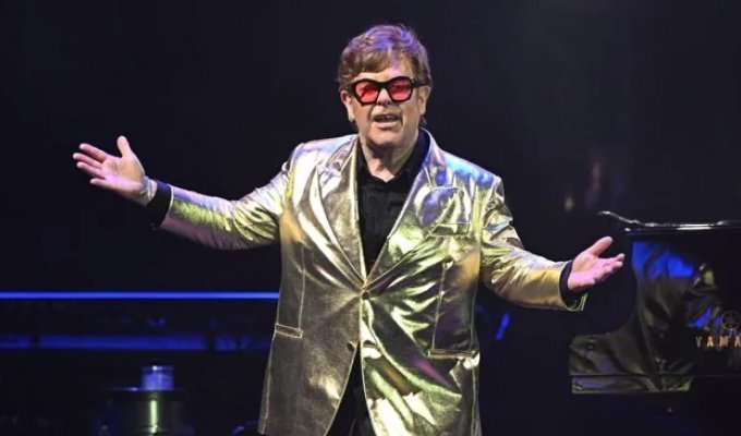 Singer Elton John said that he was almost blind (2 photos + 1 video)