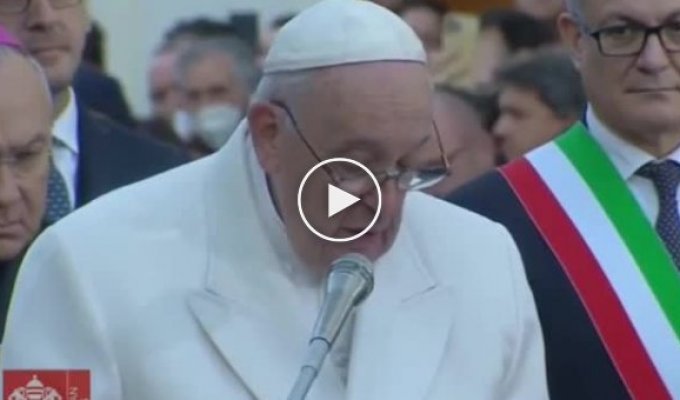Папа Римский Франциск заплакал во время молитвы в Риме, вспомнив о страданиях украинцев