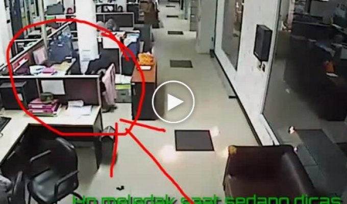 Взрыв планшета в офисе в Индонезии