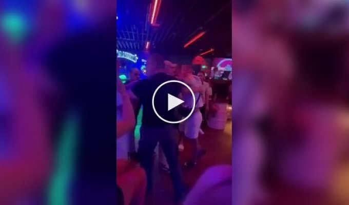 Охранник нокаутировал туриста в испанском баре