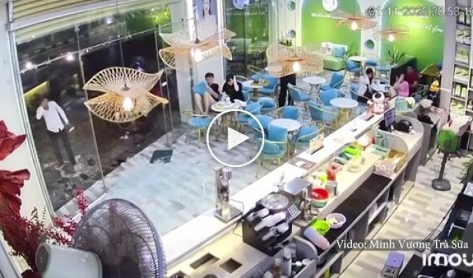 Парень разбил стеклянную дверь кафе