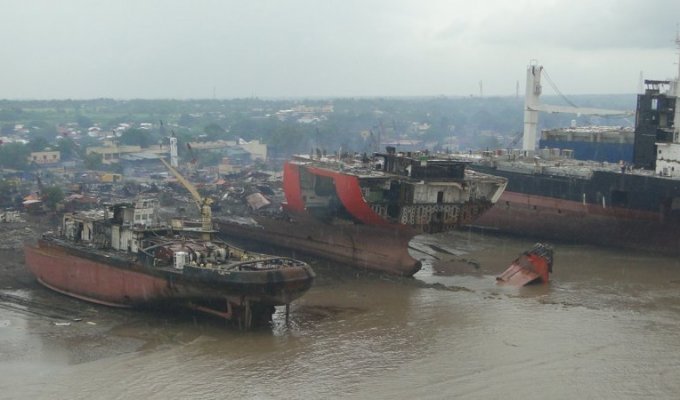 Берега мертвецов: как разделка старых кораблей превратилась в одну из самых опасных работ в мире (37 фото)