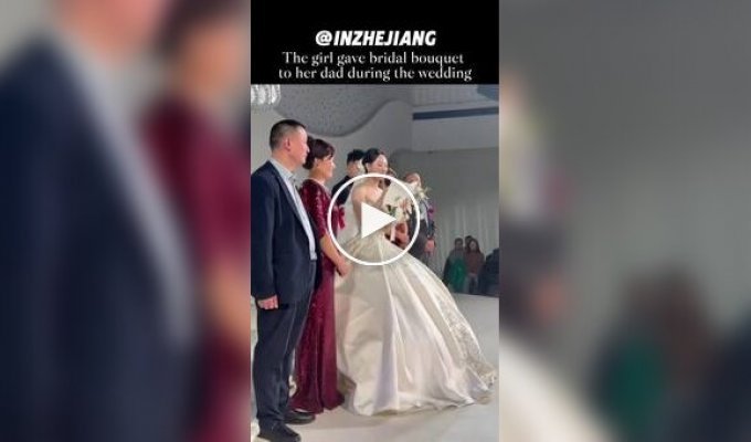 Наречена подарувала батькові весільний букет