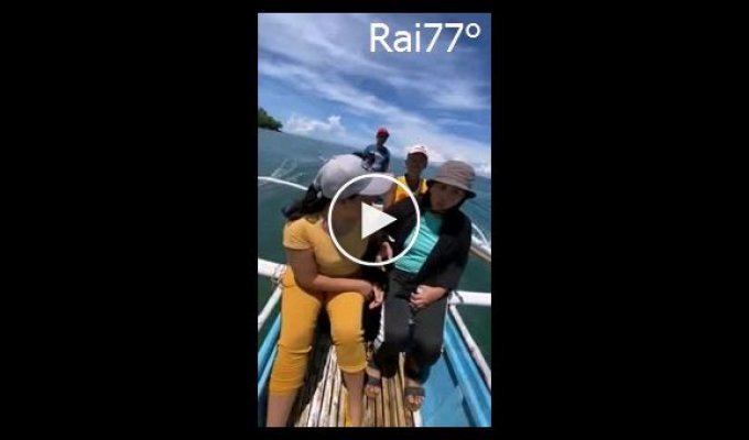 Риба «віджала» телефон у безтурботної туристки, яка робить селфі на човні