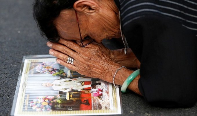 Таиланд в трауре после смерти короля: ажиотажный спрос на черные одежды породил дефицит (16 фото)