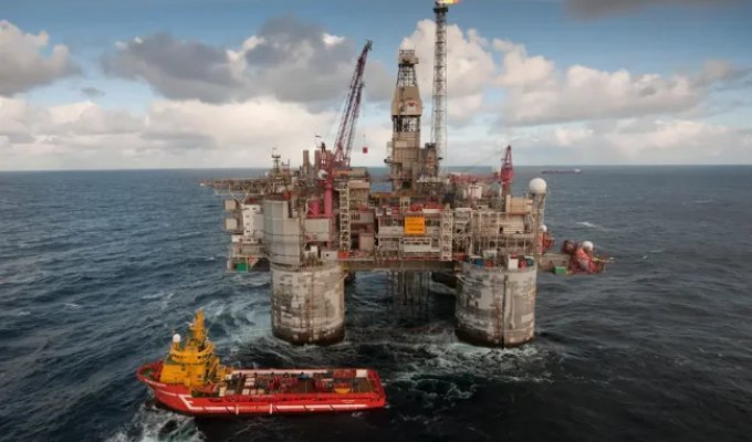 Luxury, billiards, exercise machines: what is interesting about working on an oil platform (2 photos + 1 video)