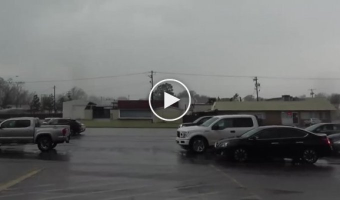 Очевидец заснял на камеру торнадо в Луизиане