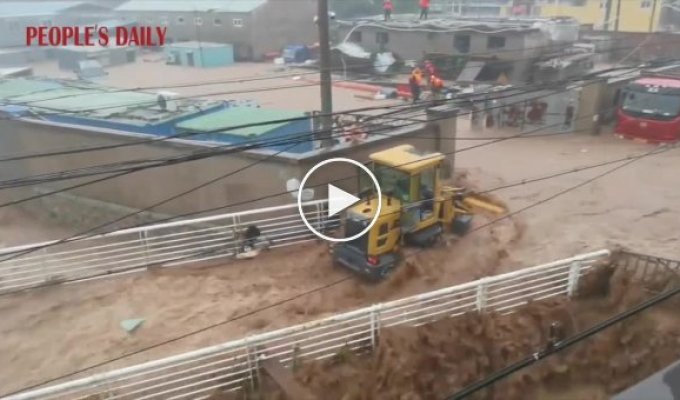 Рабочий использовал бульдозер для спасения семьи во время наводнения