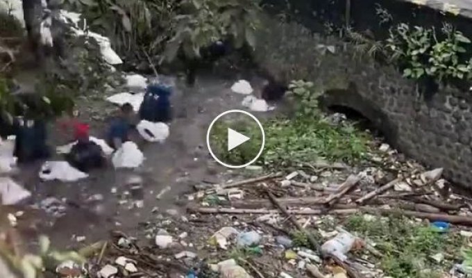 Неравнодушные индонезийцы ежедневно очищают водоемы от мусора