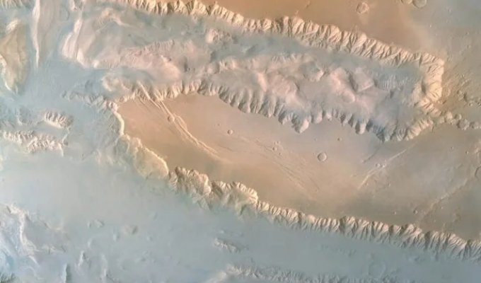 Гигантский "шрам" Марса (1 фото)