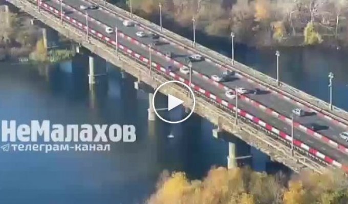 Денег нет, мост не держится. В Киеве переправа разрушается прямо на глазах