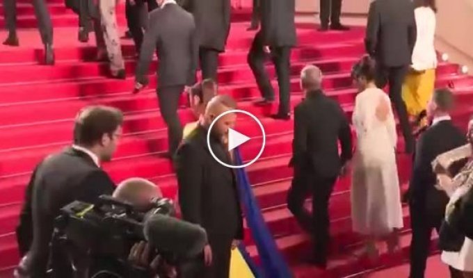 Украинка в желто-голубом платье облила себя «кровью» на лестнице Каннского кинофестиваля