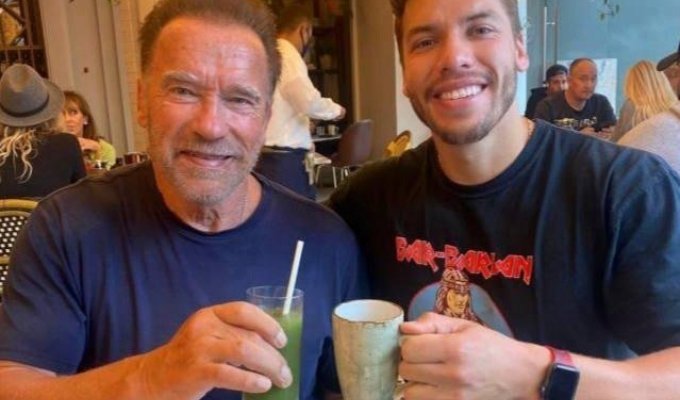 Schwarzenegger's son repeated the iconic photo of his father (3 photos)