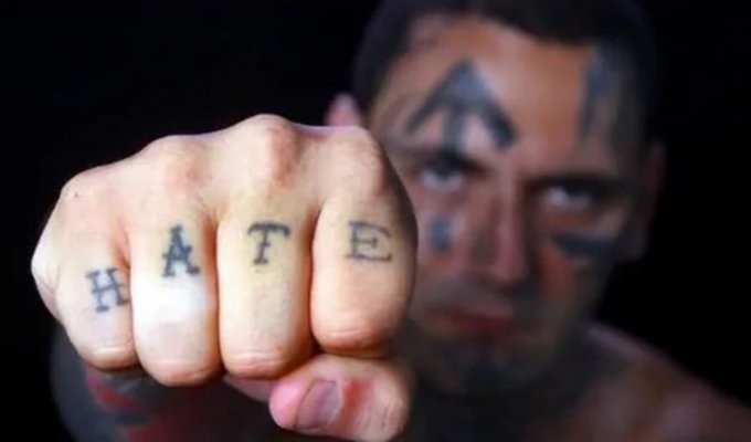 25 операций помогли бывшему скинхеду избавиться от татуировок и...ненависти (15 фото)