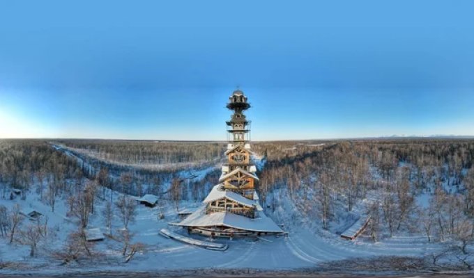 Мужчина построил себе дом высотой с 18-этажку. Зачем? (16 фото)