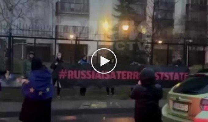Ну че, как поспали. В Варшаве активисты в 6 утра разбудили российских дипломатов звуками взрывов и сирены