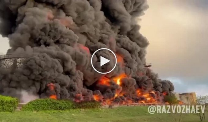 Apocalyptic scenes in the Cossack Bay area in Sevastopol after a Ukrainian UAV hit a fuel tank