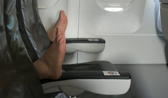 Чего не следует делать в воздухе: отвратительные вещи, которые раздражают всех пассажиров самолетов (11 фото)