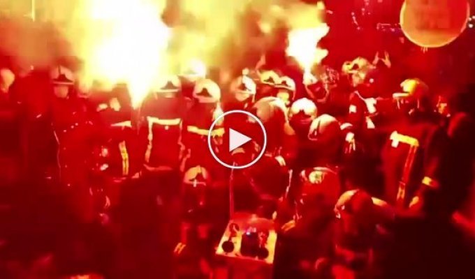 Парижские пожарные перешли на сторону протестующих