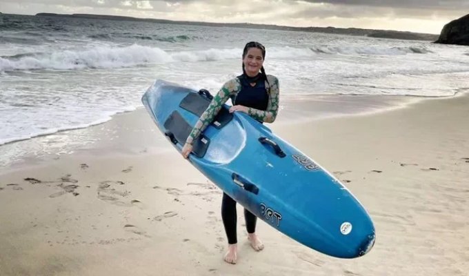 Jellyfish stings on the way: 13-year-old girl surfs to school every day (4 photos)