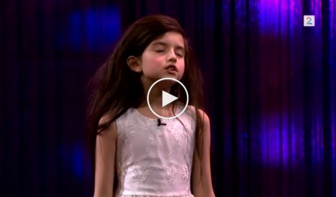 Семилетняя девочка поет песню Фрэнка Синатры