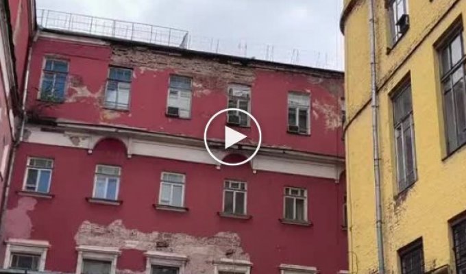 Опасный прыжок с крыши старого здания (мат)