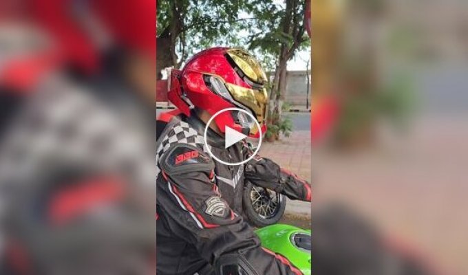 Motorcycle helmet like Iron Man's