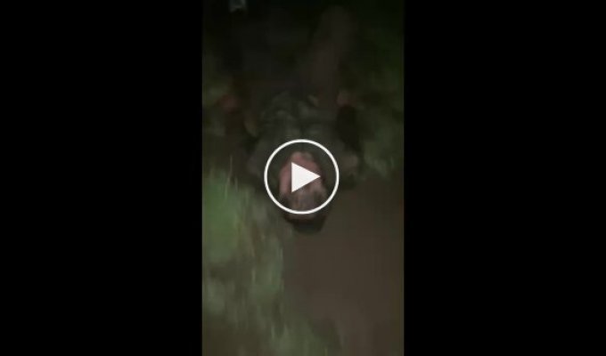 Экс-зеки из заградотряда 54-го мотострелкового полка армии РФ тащат на цепи пойманного дезертира