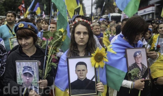 После парада в центре Киева прошли матери погибших в АТО защитников Украины