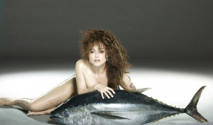 Голая Хелена Бонэм Картер в обнимку с гигантским тунцом (3 фото)