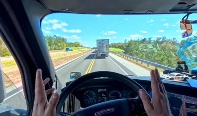 Дальнобойщик установил в кабину дорогой ПК с рулём, чтобы играть в гонки в пробках (5 фото)