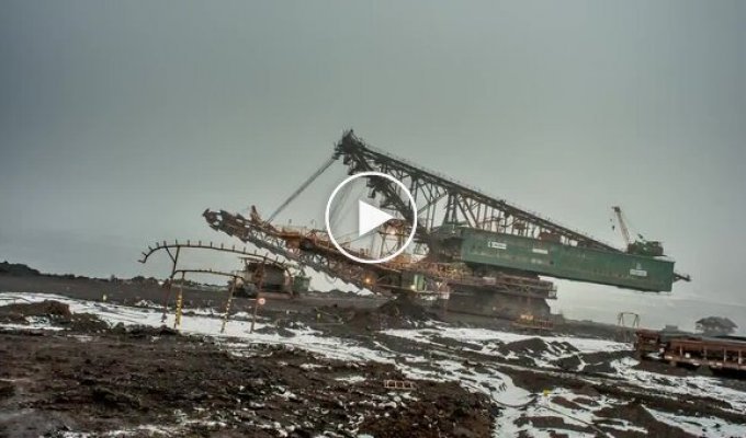 Таймлапс ходьбы огромного экскаватора