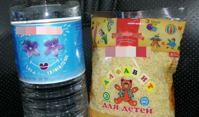 Макароны и просрочка: в Омске отличников наградили «ценными» подарками (3 фото)