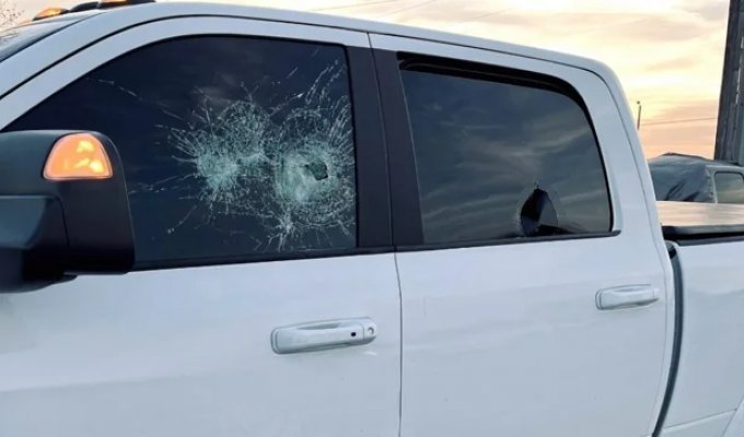 Road rage is on the rise, and dangerous lane changes are on the rise (4 photos)