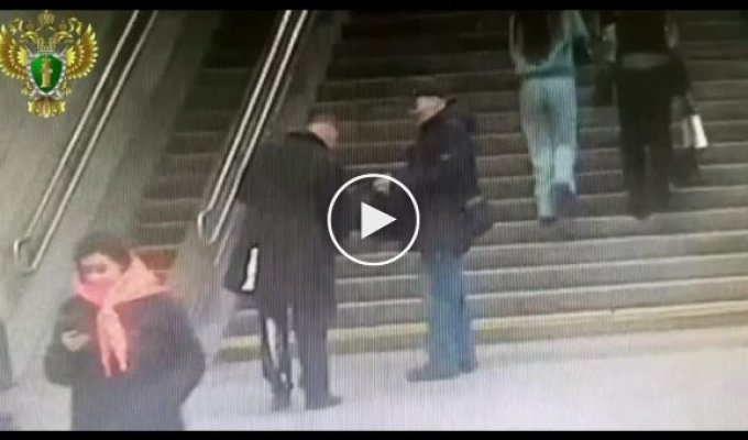 Мужчина обокрал пассажира метро под предлогом помощи