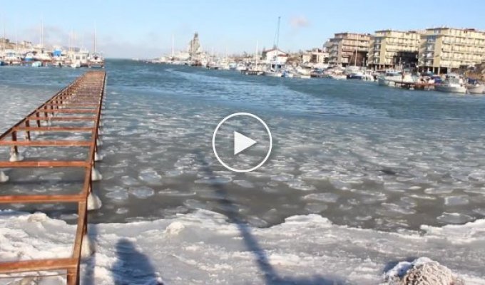 В Севастополе начало замерзать Черное море