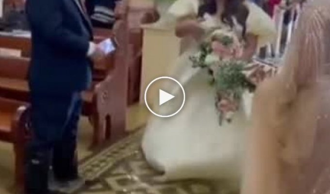 Невеста на водной свадьбе из-за супертайфуна Доксури