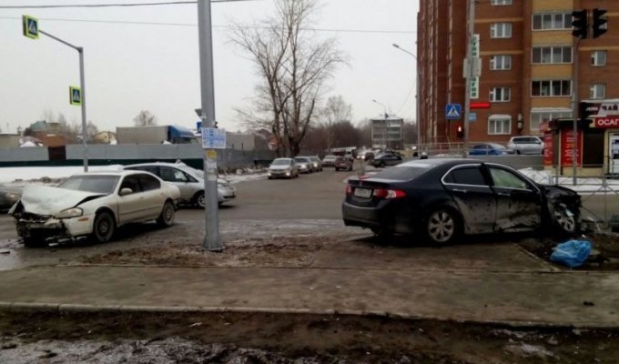Один хотел проскочить другой повернуть: авария из Новосибирска (2 фото + 1 видео)