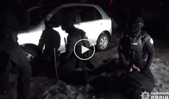 В Киеве задержали троих полицейских из Днепра, которые похитили человека и вымогали 12000 долларов
