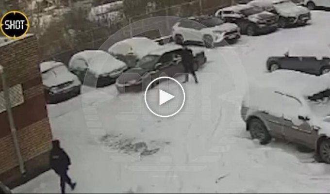 In Russia, during an attempt to arrest, a police officer took a ride with the wind on a car door