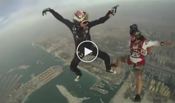 Красивый вид Дубая в прыжке с парашюта