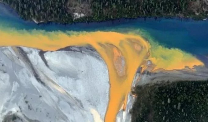 Экологический кошмар. Реки Аляски превратились в чаны с кислотой и это видно из космоса (3 фото)